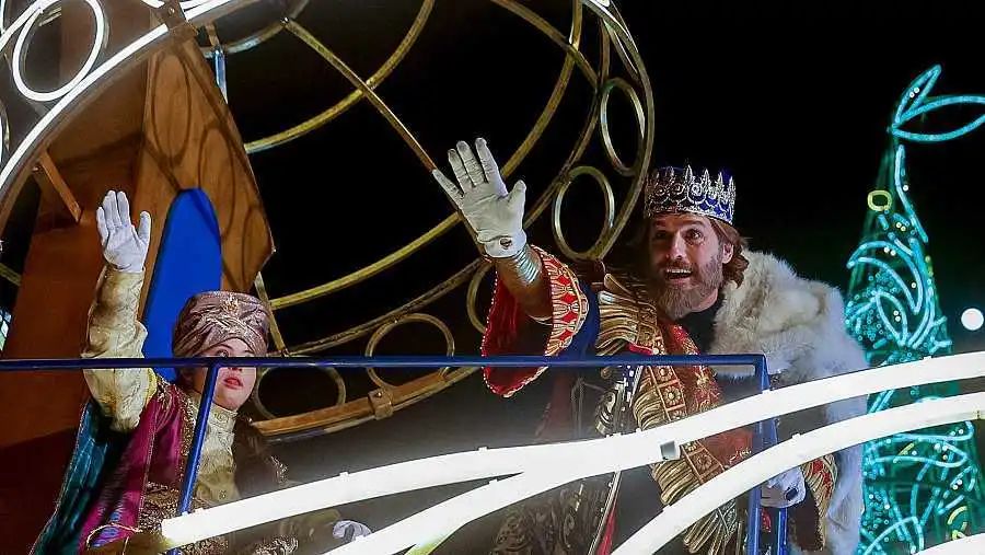 www.rtve.es Los Reyes Magos saludan durante la cabalgata 2023 EFE.jpg